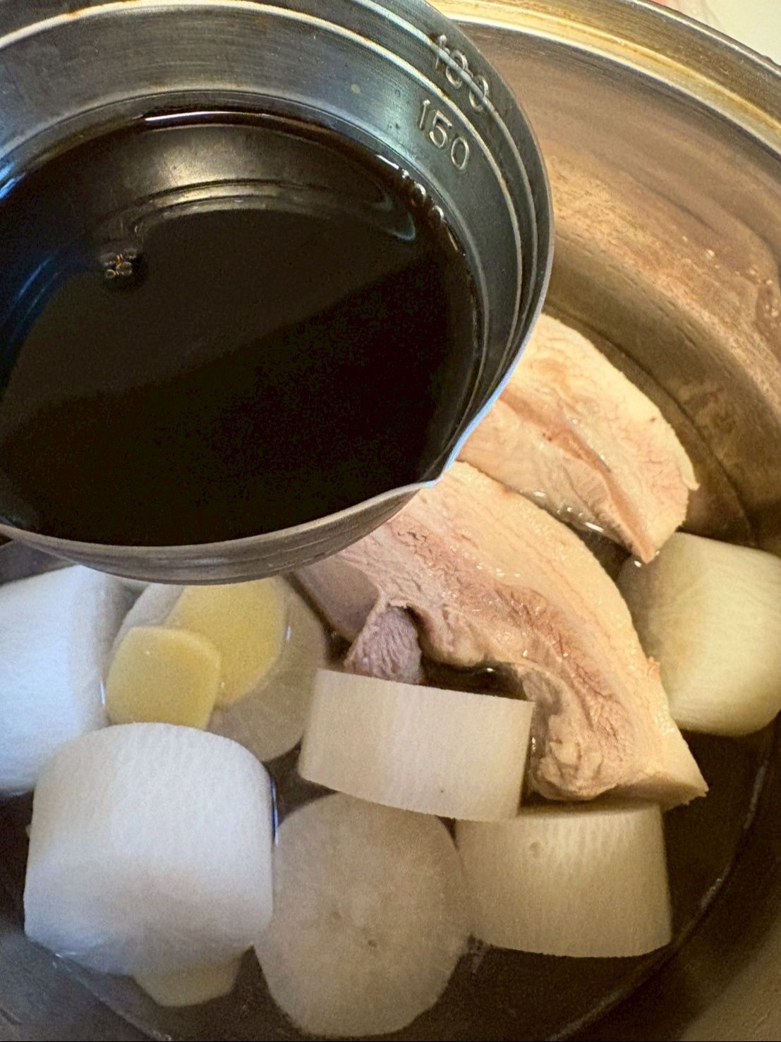 醤油、砂糖、みりん、を入れて煮こんでいきます