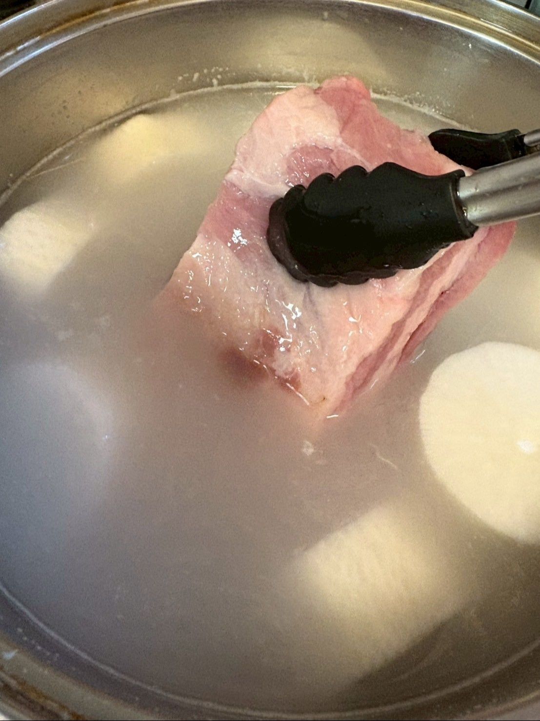 お肉も一緒に茹でてしまいます