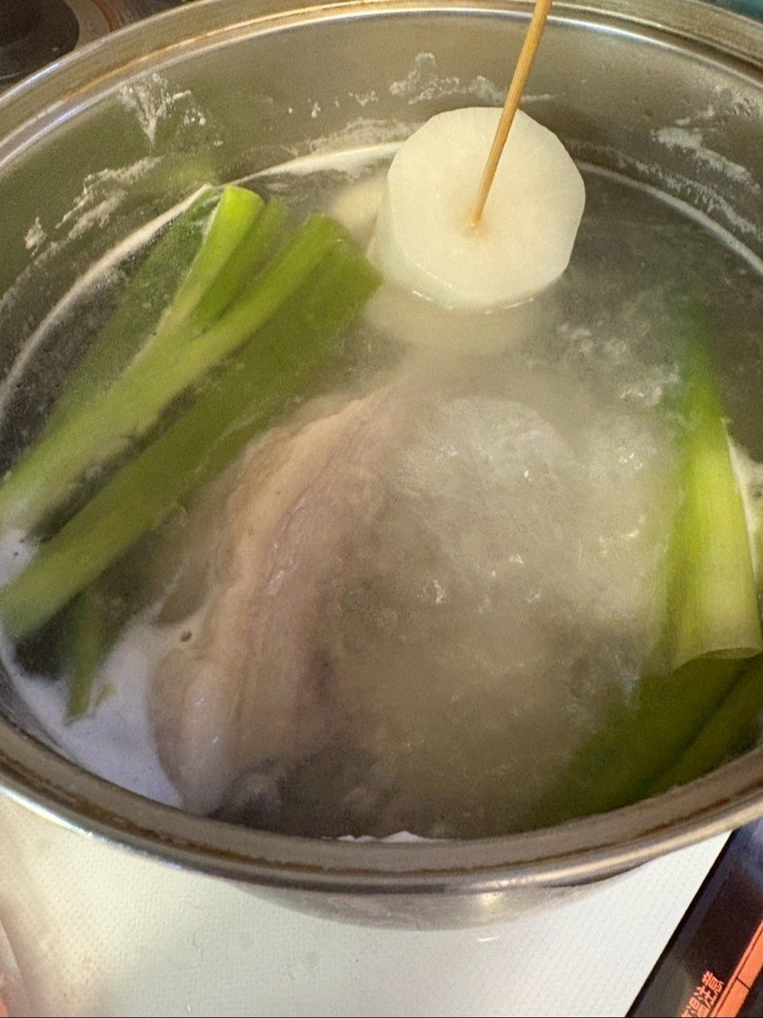 串を刺してみてやわらかくなっていたらお湯を捨て、新しい鍋に移し替えてください