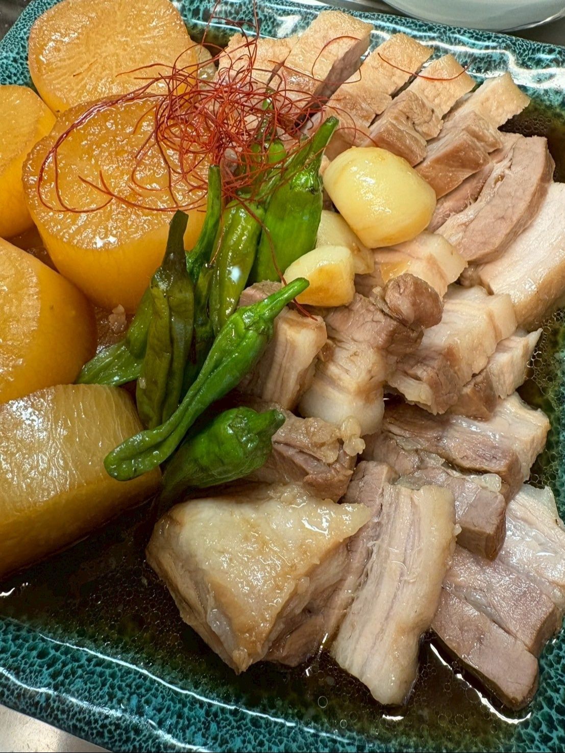 お肉は小口に切ってから盛り付けると分けやすいです