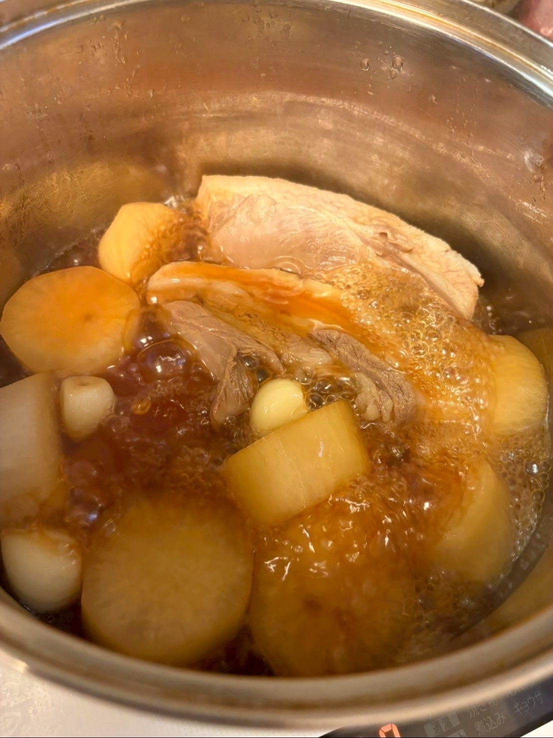 味を付けてから煮込むときにニンニクを投入します！