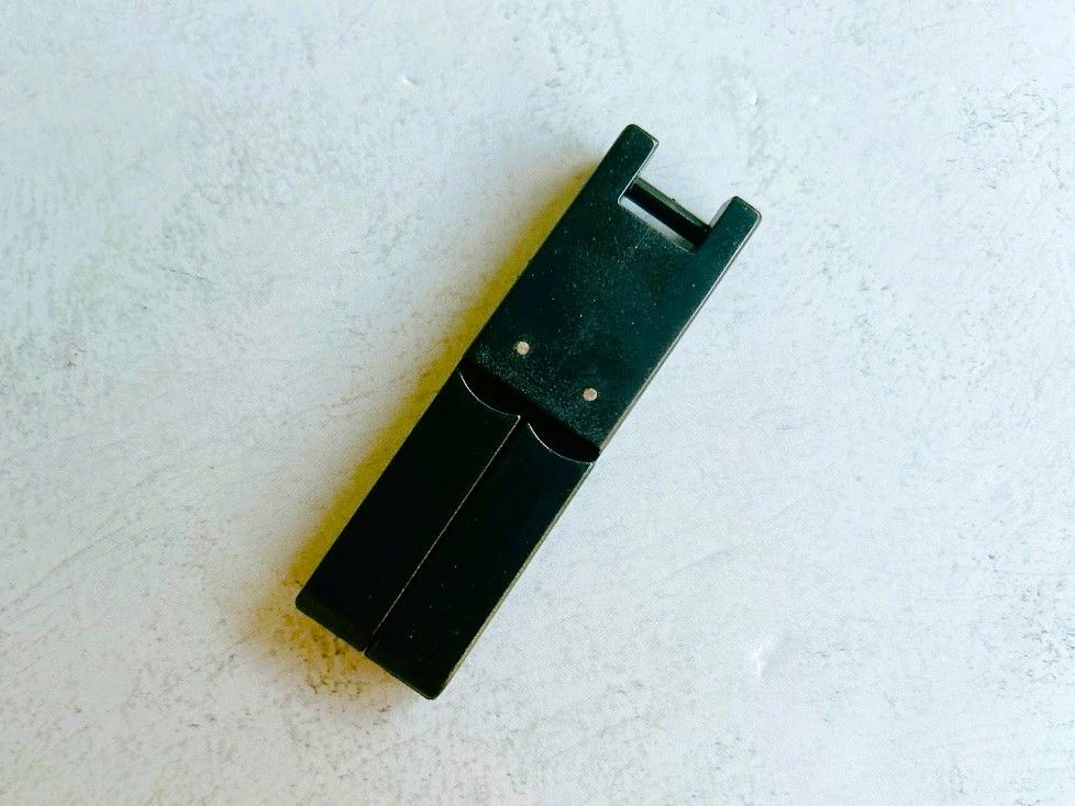 【ダイソー】親指サイズの黒いコレ、一体なーんだ？家でも外でも〈スマホのイライラ〉が消える便利アイテムでした！