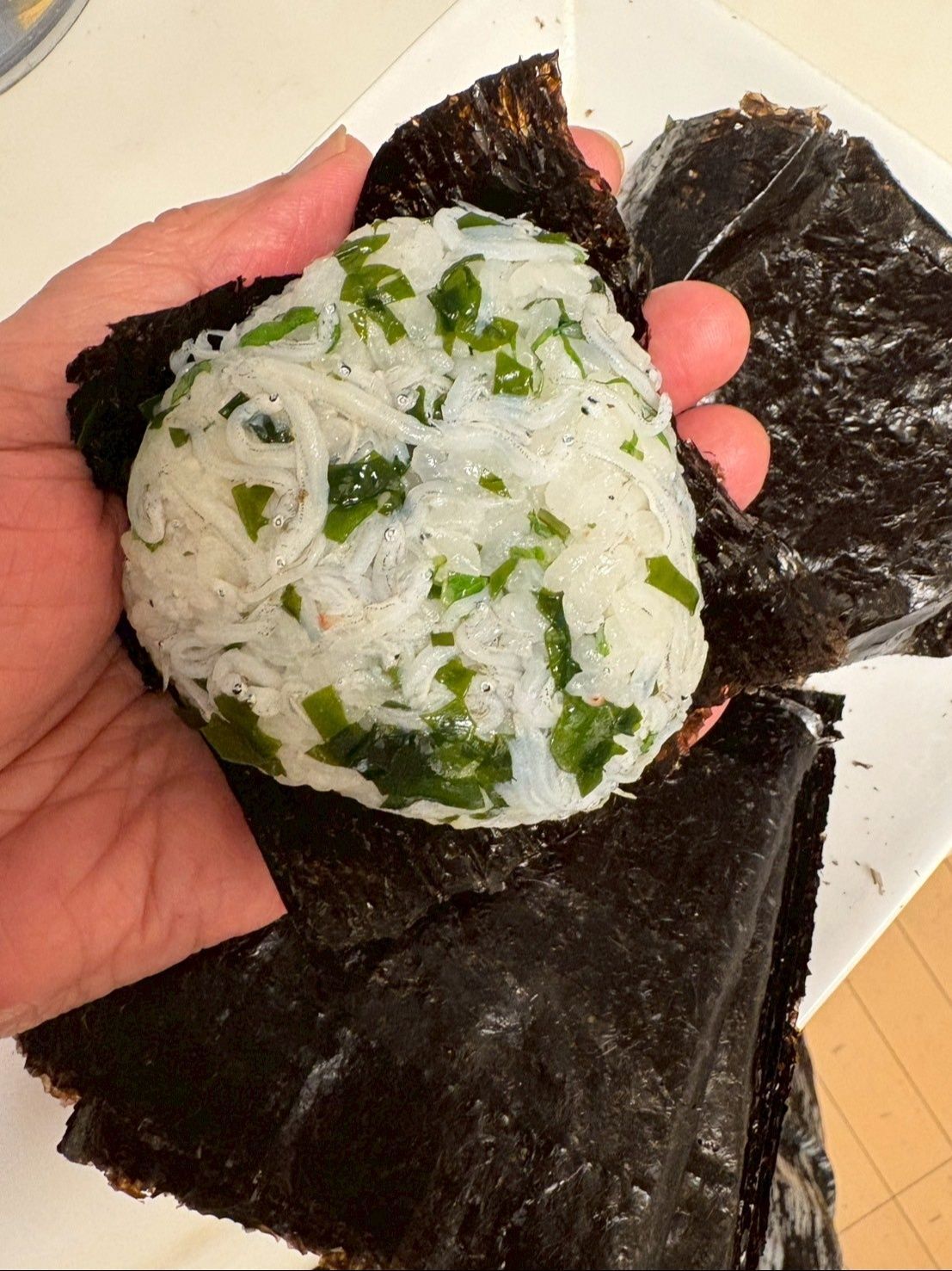 そしておにぎりも海苔で包んで最高に美味しいです！