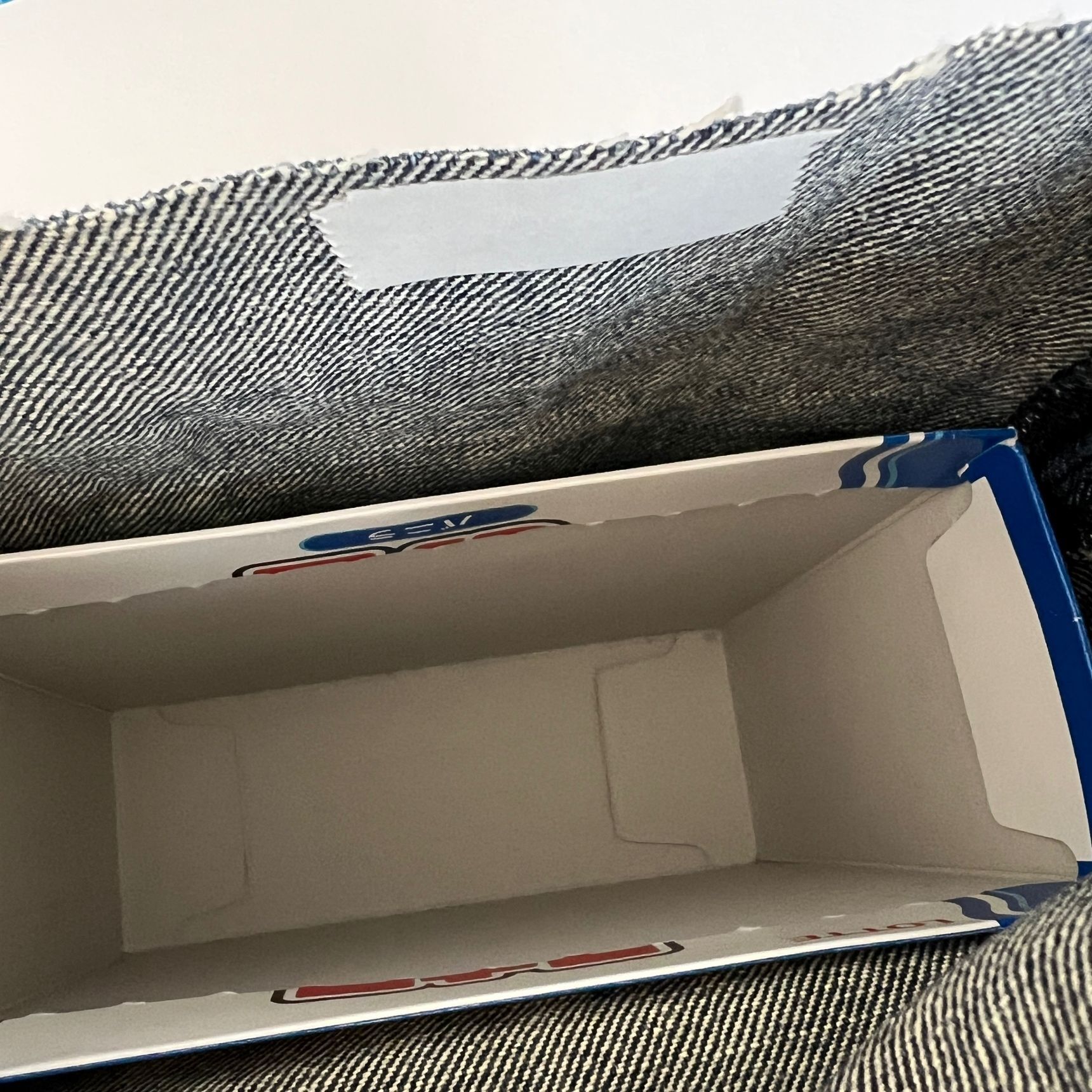 箱にデニムを巻き込みます