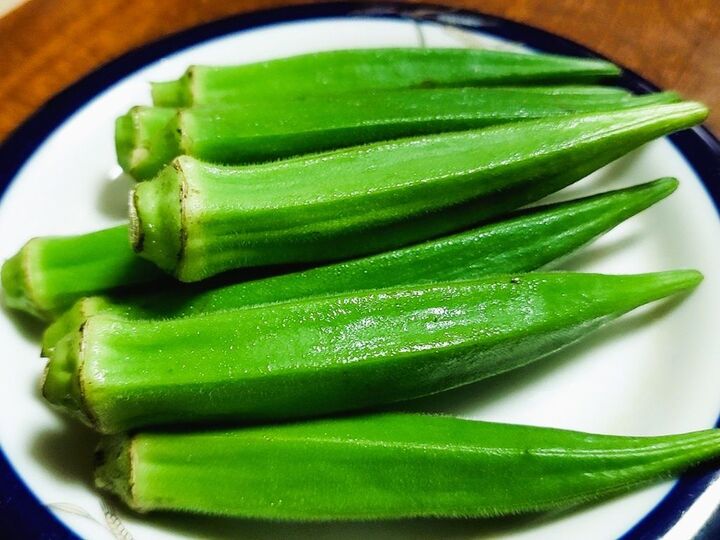 焼肉チェーンで話題の味をおうちで再現。やみつき「塩オクラ」が5分で完成!【作ってみた】