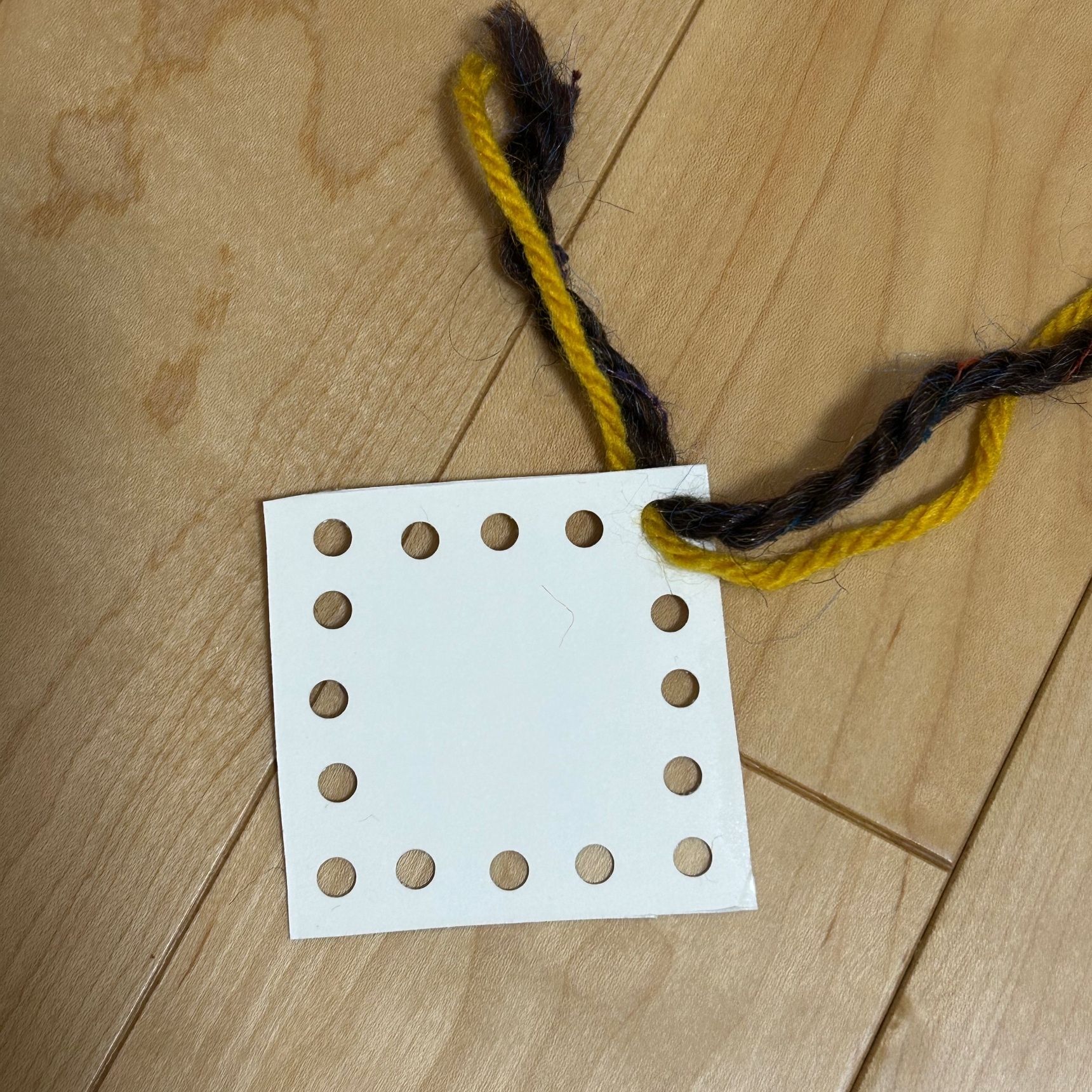 ④毛糸を穴に通します