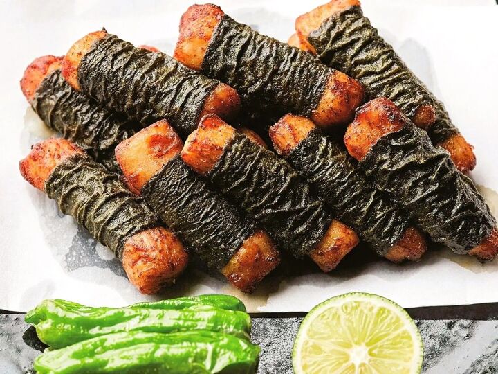 【笠原将弘さん】1枚80円の鶏むねで驚きのごちそう感!ウマすぎる「鶏むね肉の海苔巻き揚げ」の作り方♡