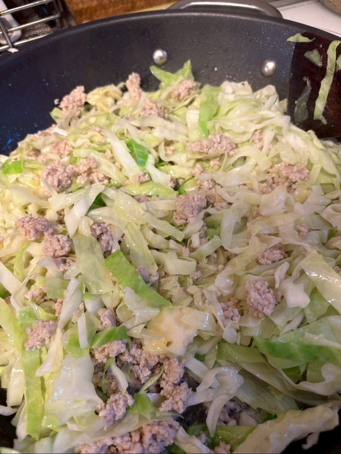キャベツを入れて炒め合わせます。