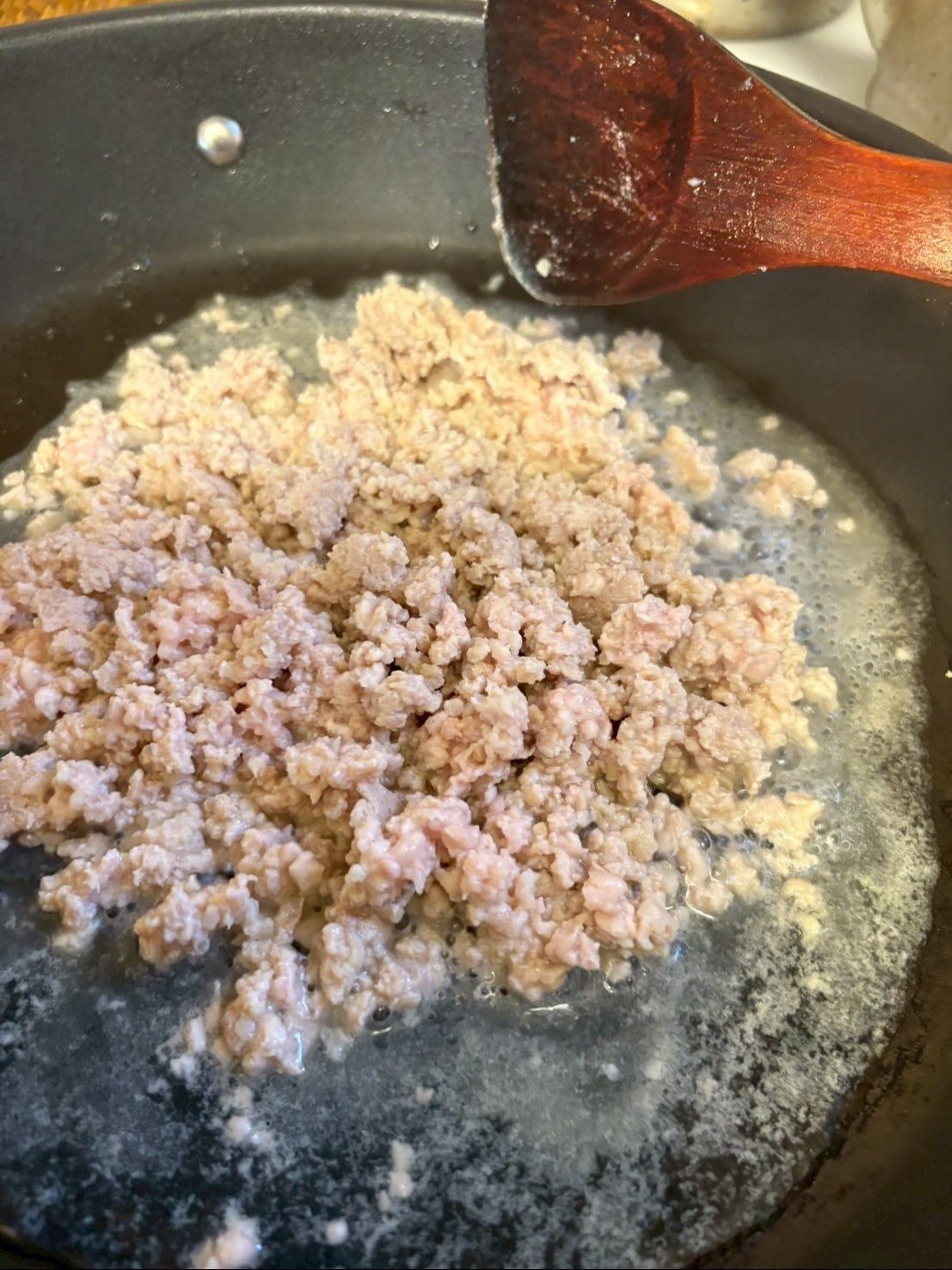 フライパンに鶏ひき肉を入れ、日本酒をかけてふんわり火を通します。
