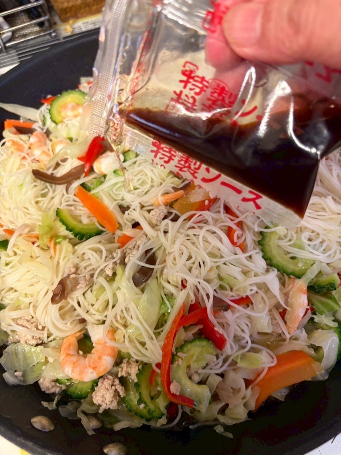 特製ソースをかけて全体に味を付けます。
