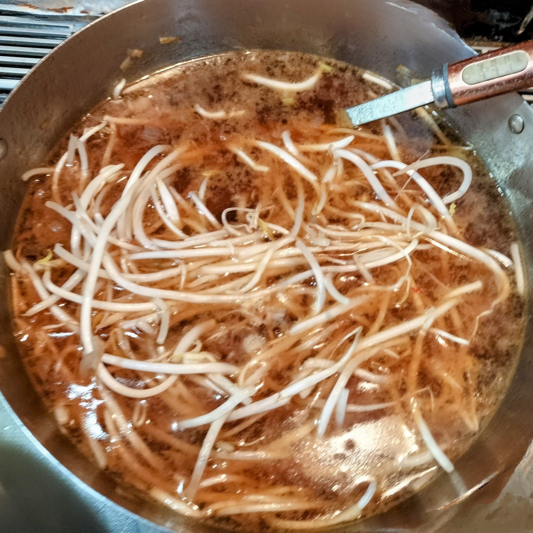 4．（海老餃子が茹で上がる頃に）手順2の中華スープに、ナンプラーともやしを加えて2〜3分煮る【タイ風スープ完成】