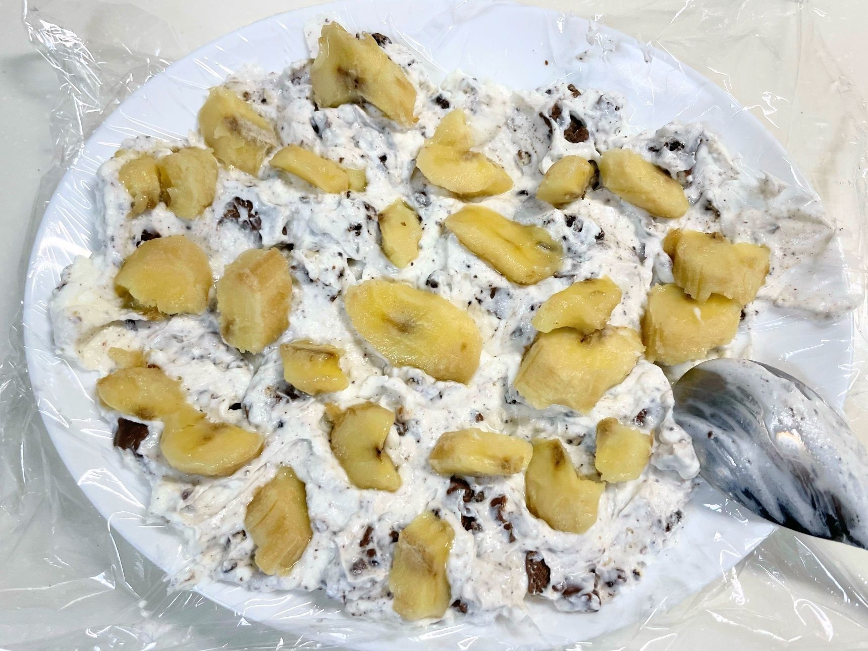 スライスしたバナナをトッピングします