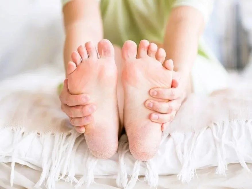 助けて！脚がつった！！夏に増えやすい「こむら返り」の予防法を教えます