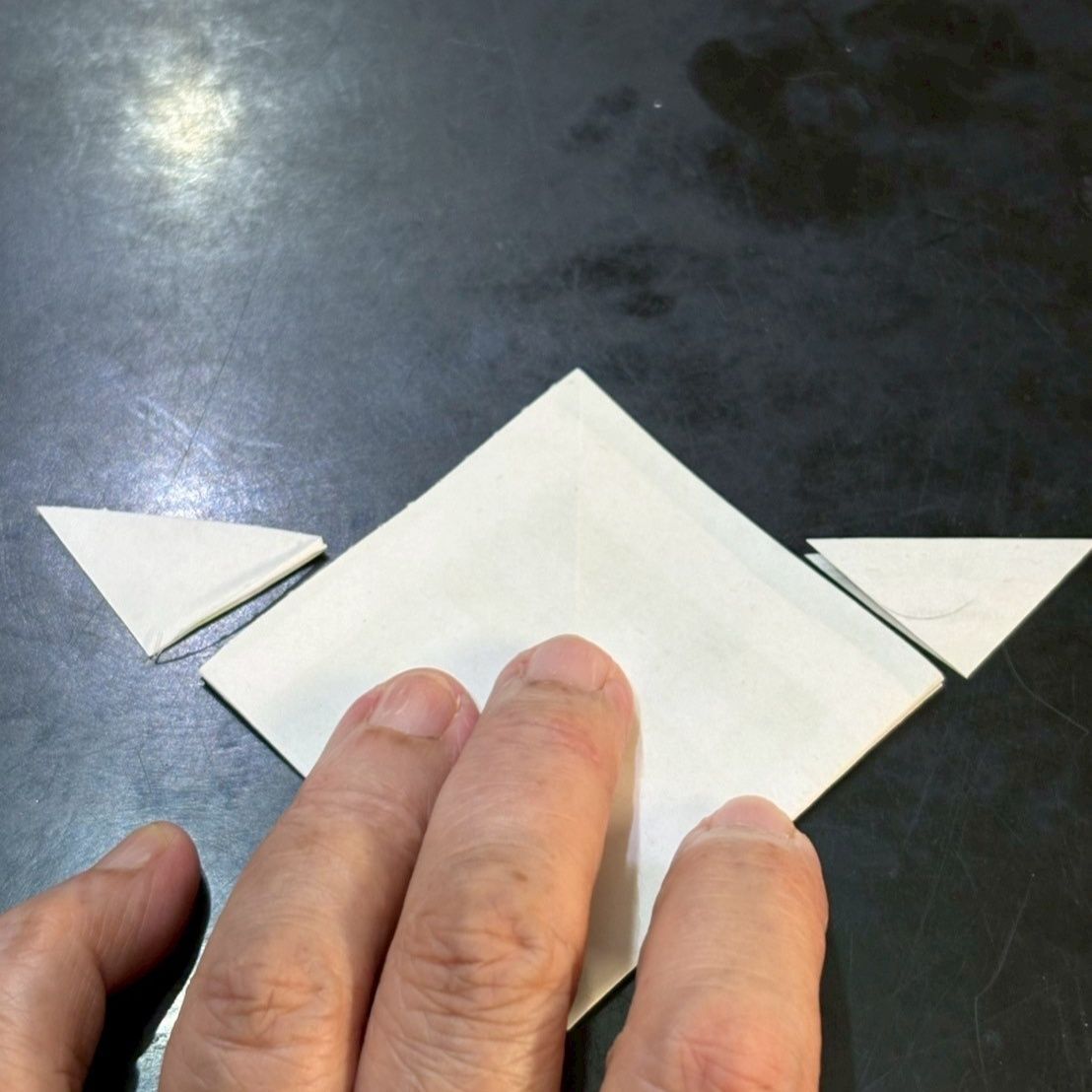 ひっくり返すと四角の左右に三角が見えるのでそこを切り落とします！