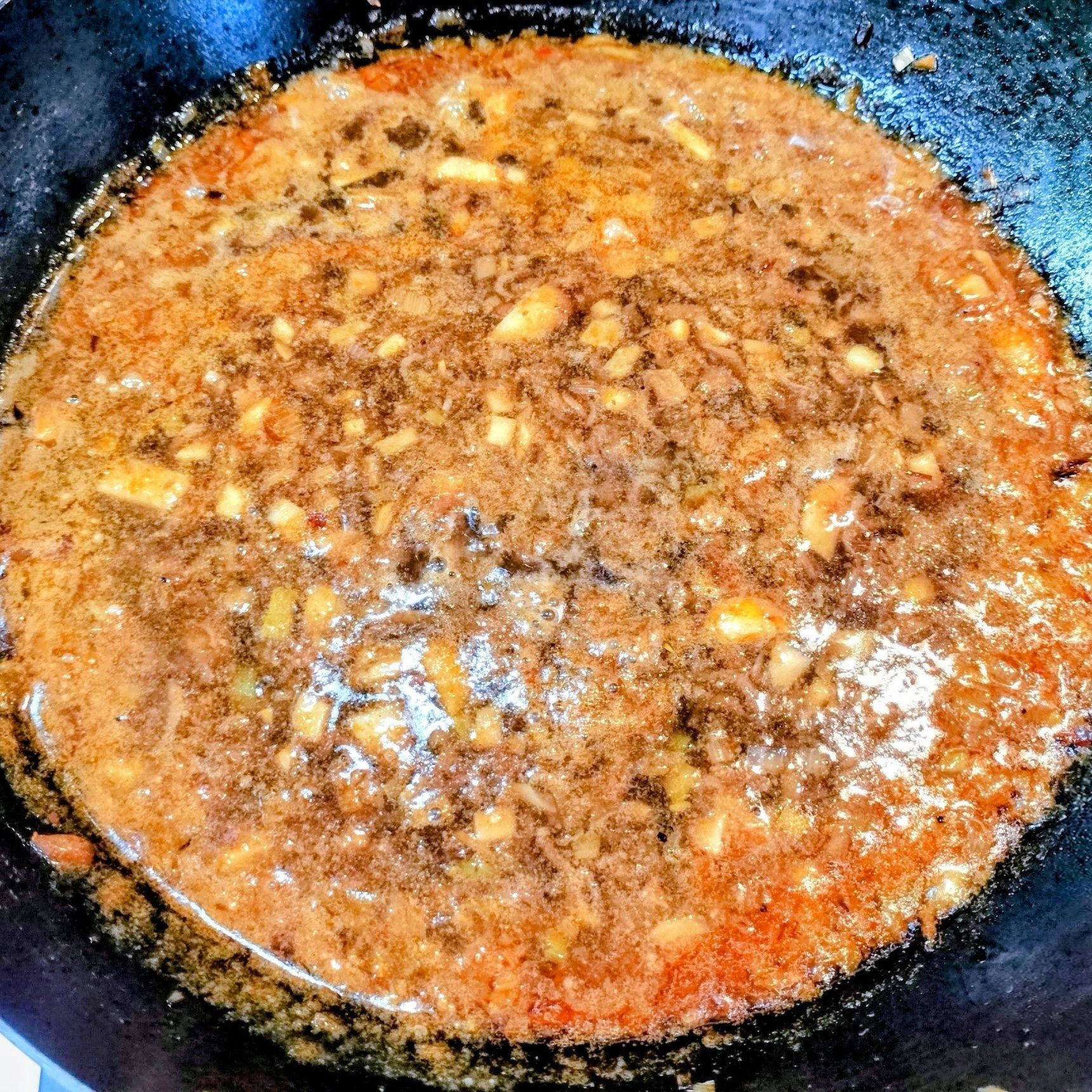 1.熱した鉄フライパンに、ごま油を入れる→材料●を入れて炒める→海老出汁と水と材料■を入れて、中火で10分程煮る