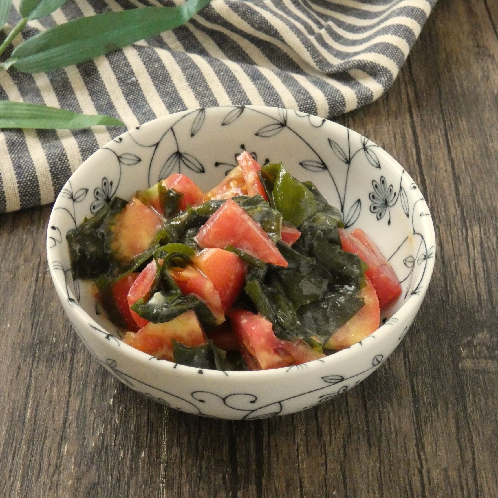5分で完成！「トマトとワカメのにんにく味噌和え」