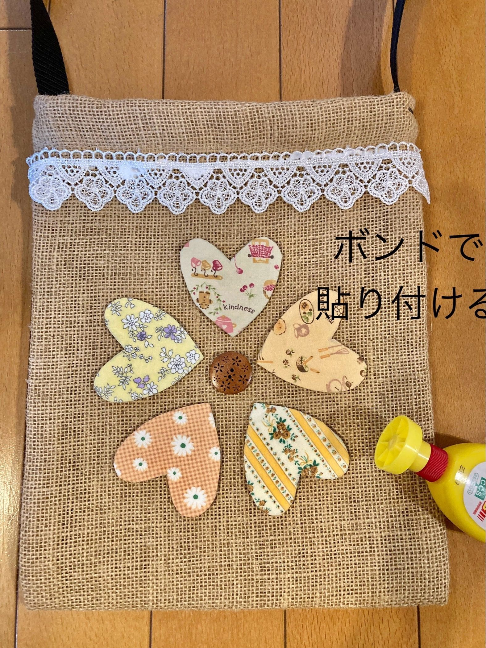 ⑤5枚のハートを花形に貼り付ける。飾りボタンを真ん中に貼る