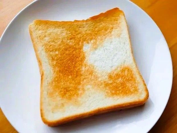 冷凍食パンがサクッと激うまに！バターなしで香ばしくなる『魔法のひと塗り』とは？