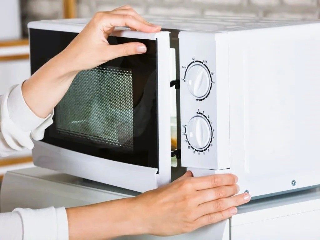 電子レンジに&quot;寿命&quot;があるって知ってた？買い替えサイン＆長持ちするお手入れ方法