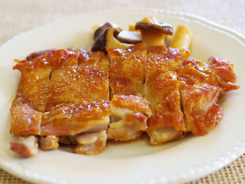 鶏肉を&quot;皮付きのまま&quot;キレイに切る方法。ちょっとのコツで簡単にできちゃいます♡