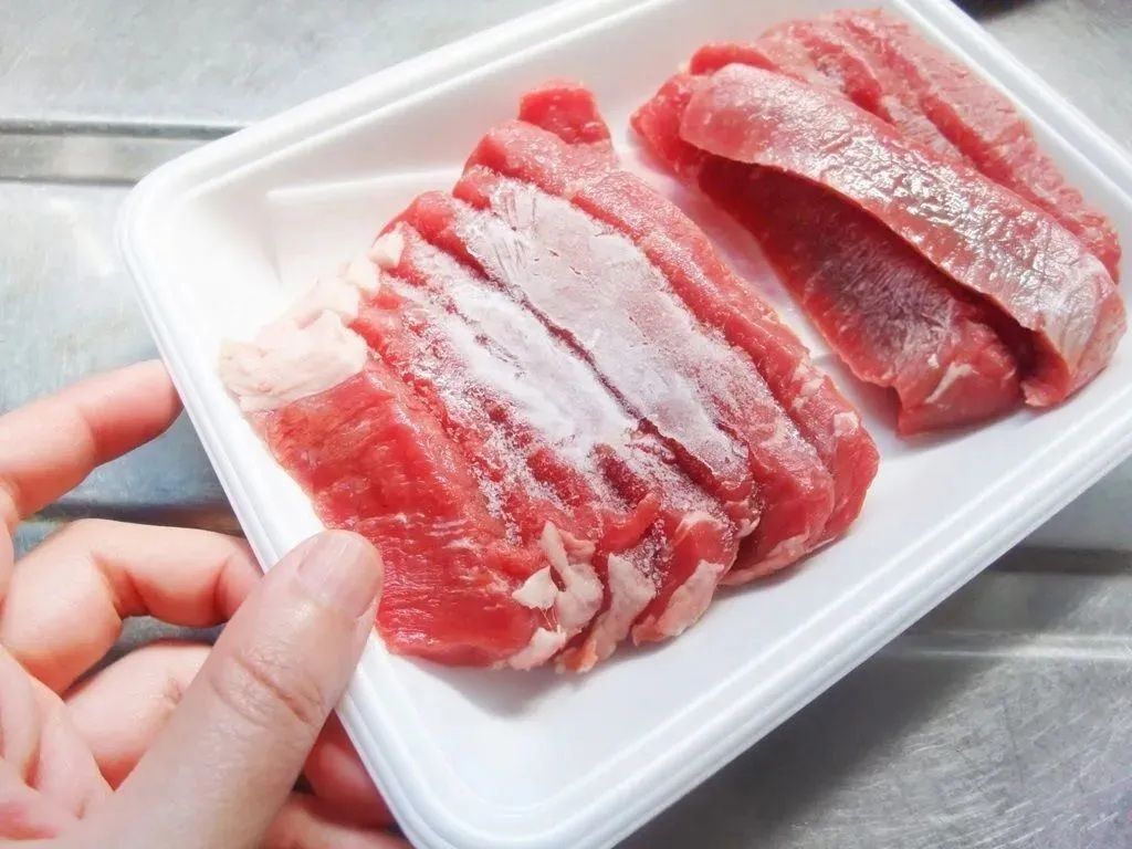 電子レンジを使わずに〈冷凍肉〉をおいしく解凍する裏ワザ。加熱ムラなし＆ドリップも出ません♪