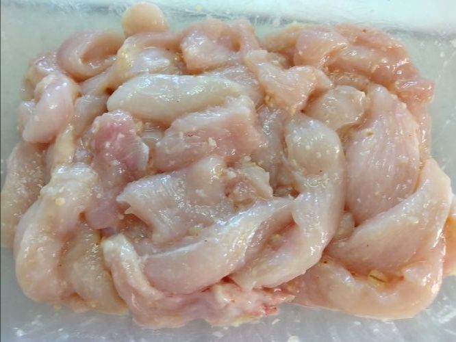 むね肉を切って30分以上たれに漬け込む
