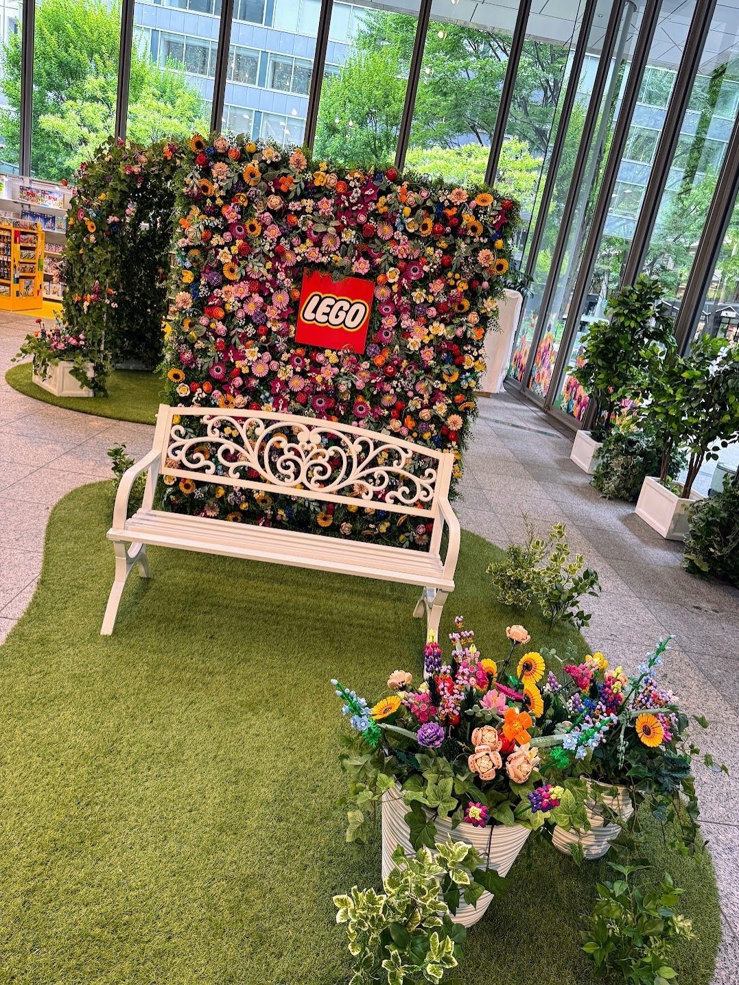 カラフルなレゴ®︎ブロックの草花が咲き乱れる！レゴ®︎ボタニカルウォール