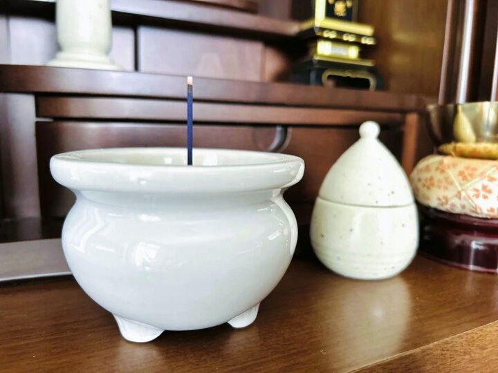 香炉のお線香の灰、どうやって掃除する?まさかのキッチングッズが大活躍!