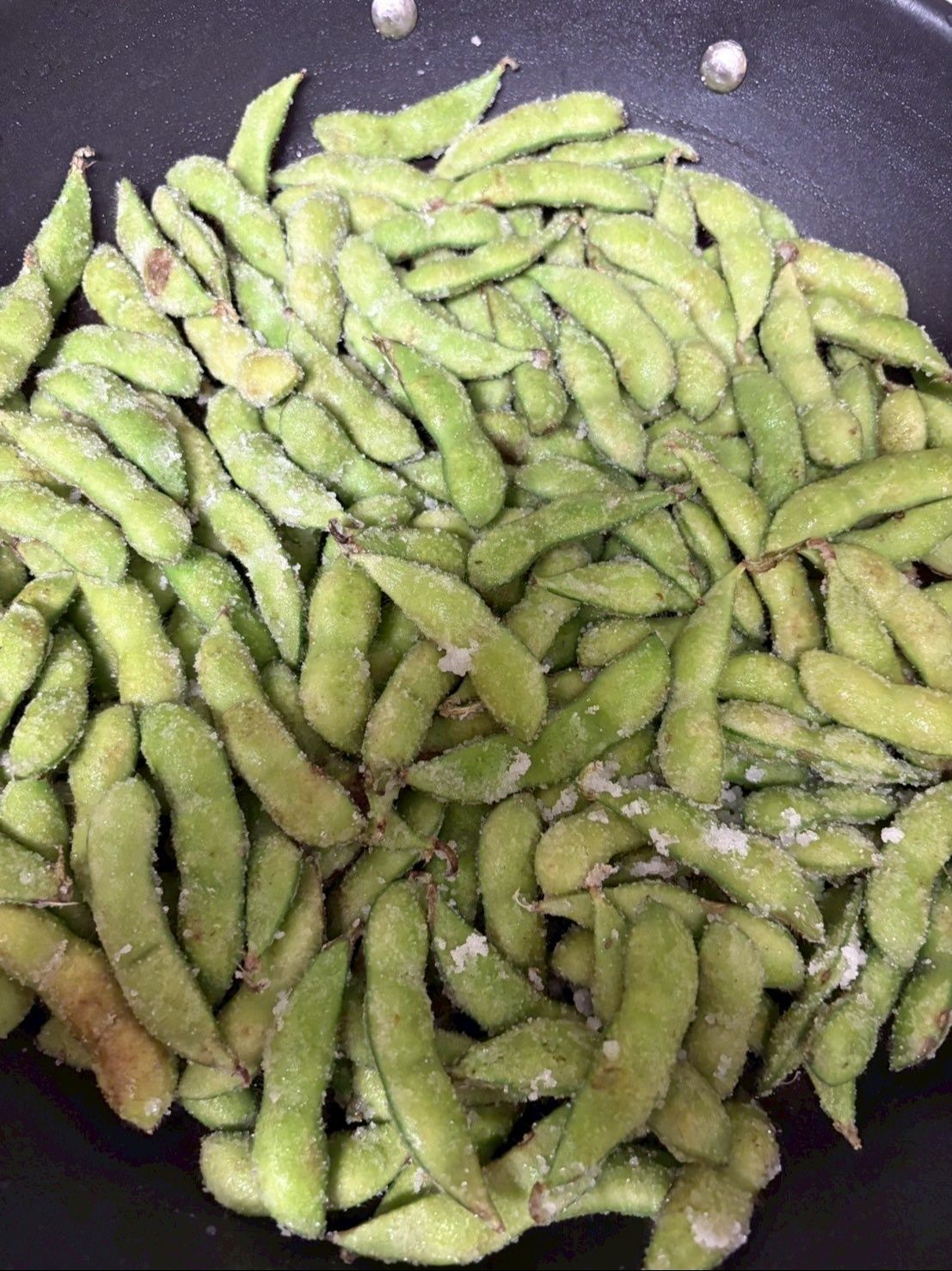 大きめのフライパンに並べて中火で焼き始めました