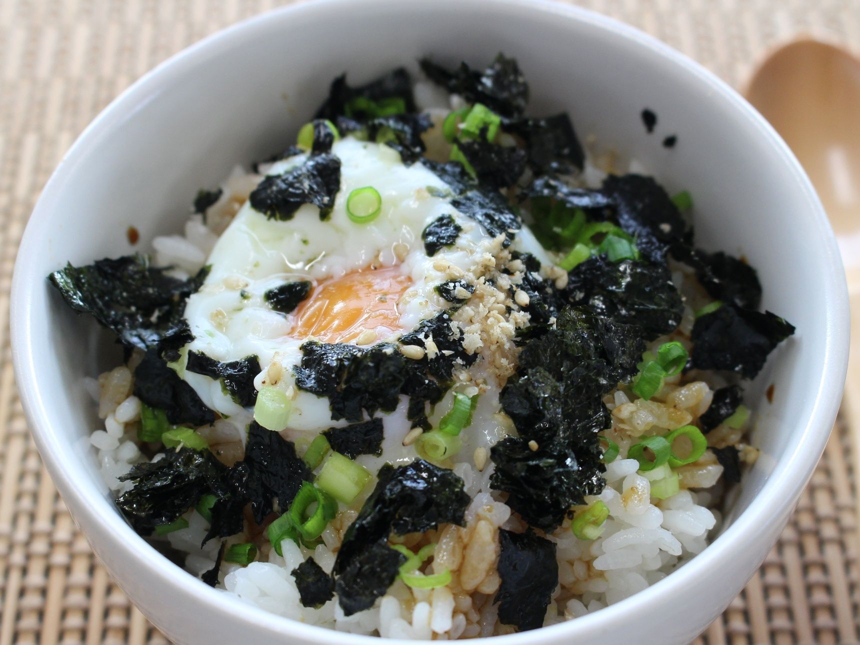 【海藻でミネラル補給～夏休みの簡単朝ごはん】味付け海苔で温玉丼