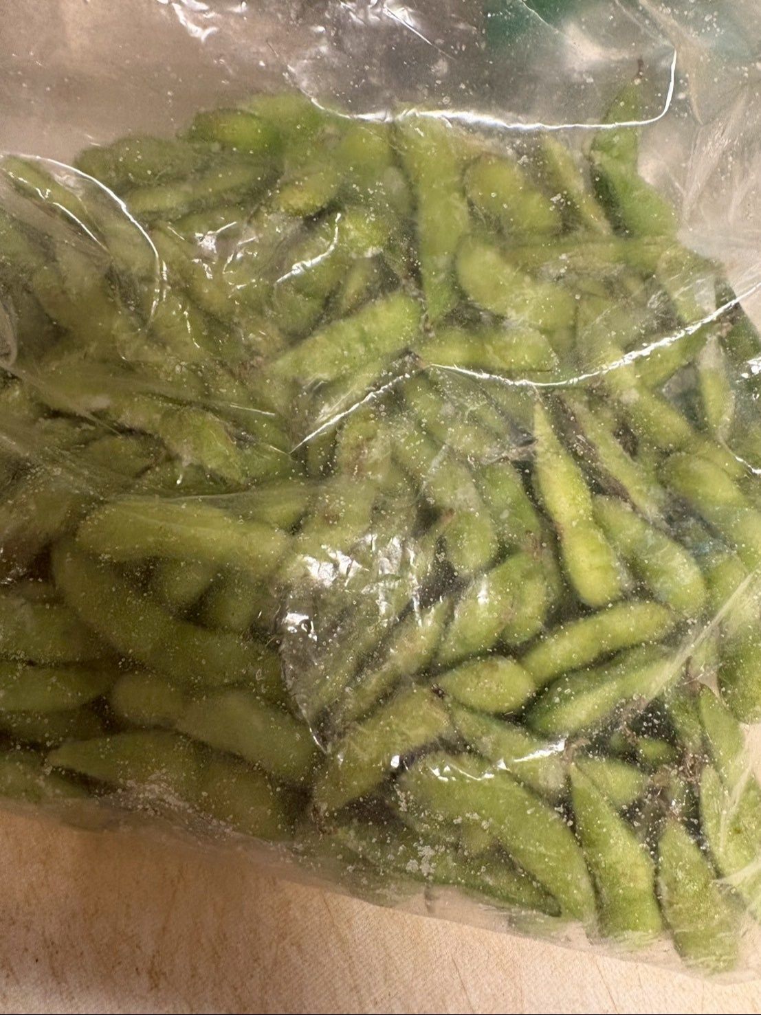 保存袋を振って塩をまんべんなくまぶします