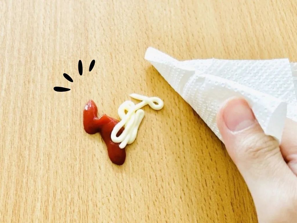 こぼしたマヨ＆ケチャップ、拭いちゃダメ！一瞬で&quot;消える&quot;お掃除テク