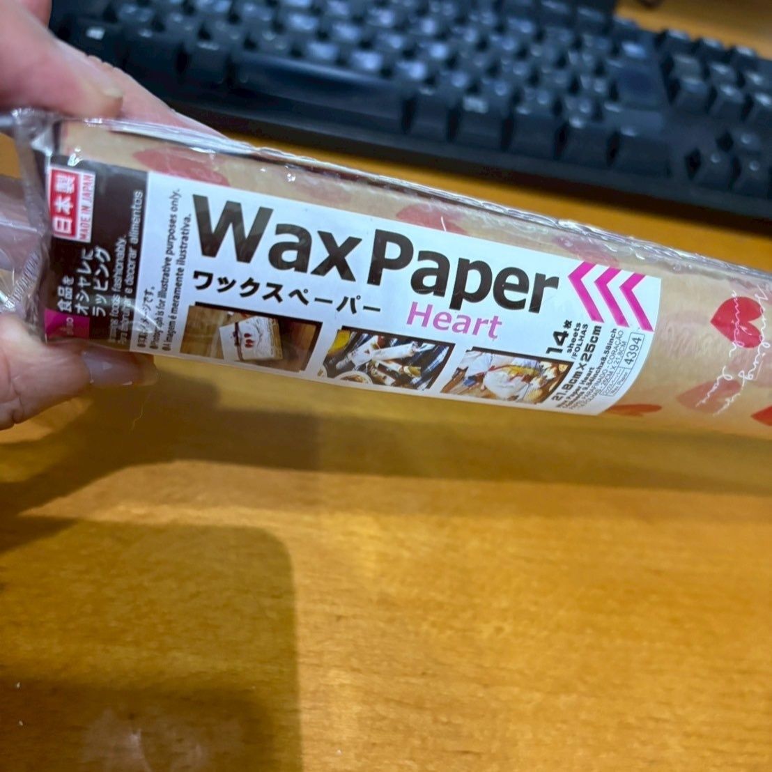 ダイソーのワックスペーパーを正方形にしてから、4等分にして使いました！