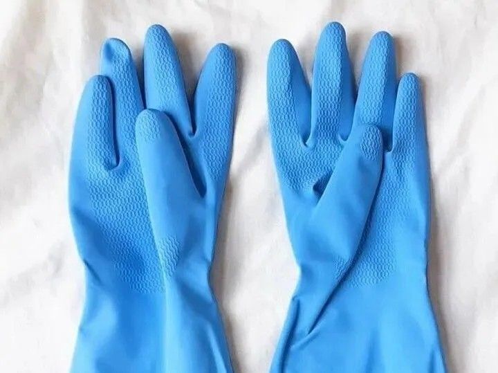 もう裏返さなくてOK!ゴム手袋の内側を"一瞬"で拭く方法。意外な100均アイテムが活躍します♪