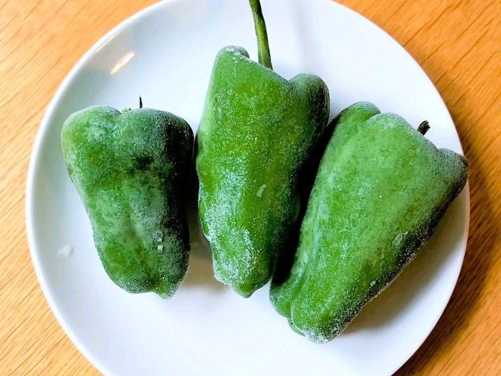 ピーマンは「丸ごと冷凍」が正解！長持ち＆おいしくなる裏ワザ♪