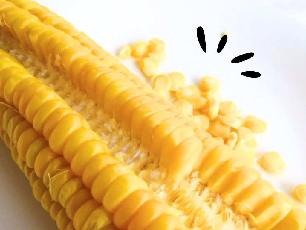 包丁を使わず「とうもろこし」の粒を一気にとる方法。このカタチがポイントなんです♪