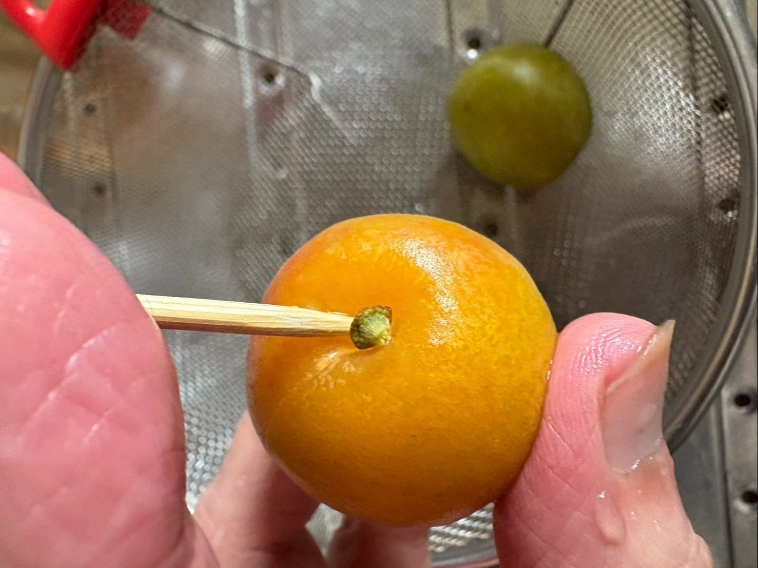 竹串で芯のところを取り除きます
