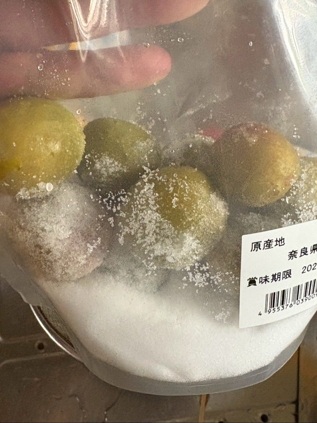 梅と同量の砂糖を入れて良く振って混ぜました