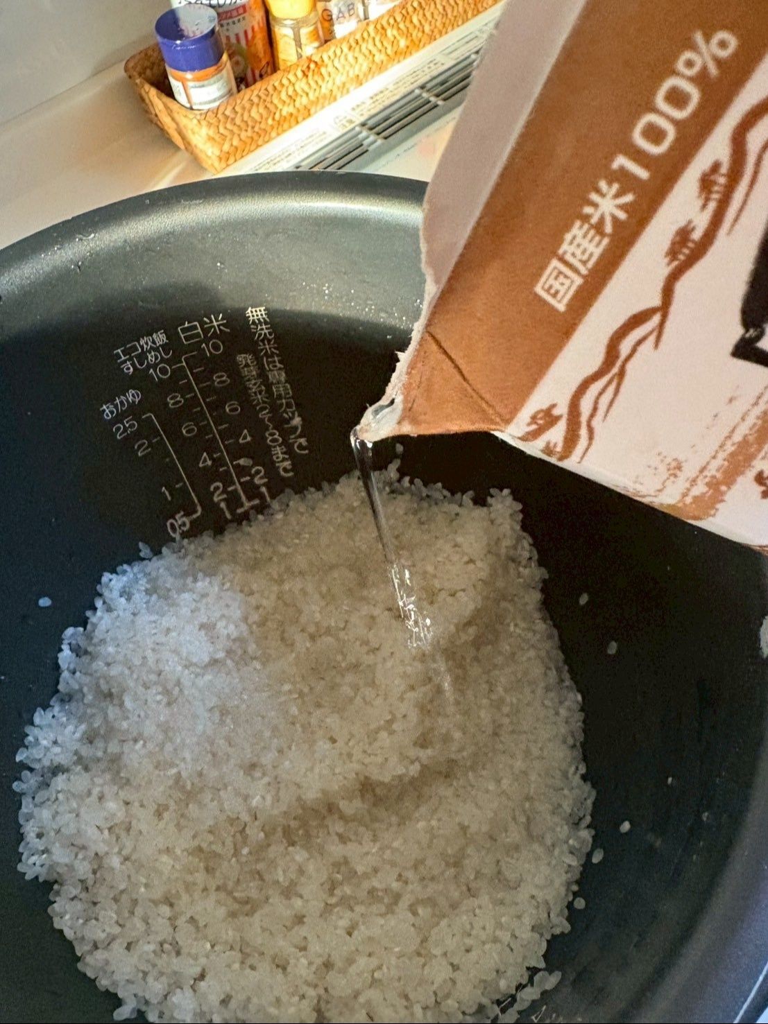 研いだお米にまず日本酒を少々入れます。