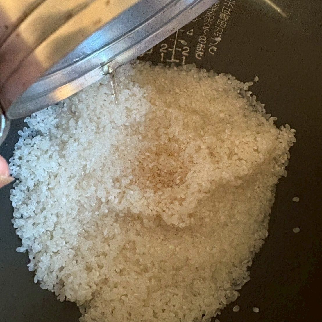 白だしは大さじ3～4杯くらい入れて目盛まで水を入れます。