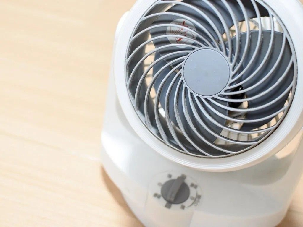 【扇風機の羽根】ホコリが付かなくなる裏ワザ。掃除が断然ラクになりますよ♪