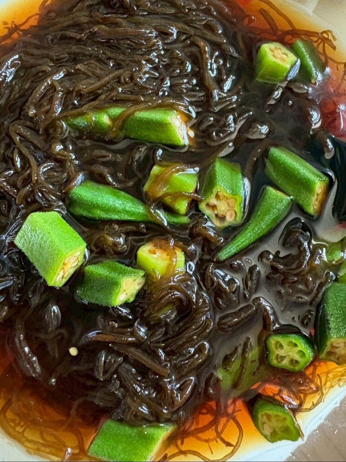 水でサッと洗ったもずくに切ったオクラを加えて麺つゆを加えます。