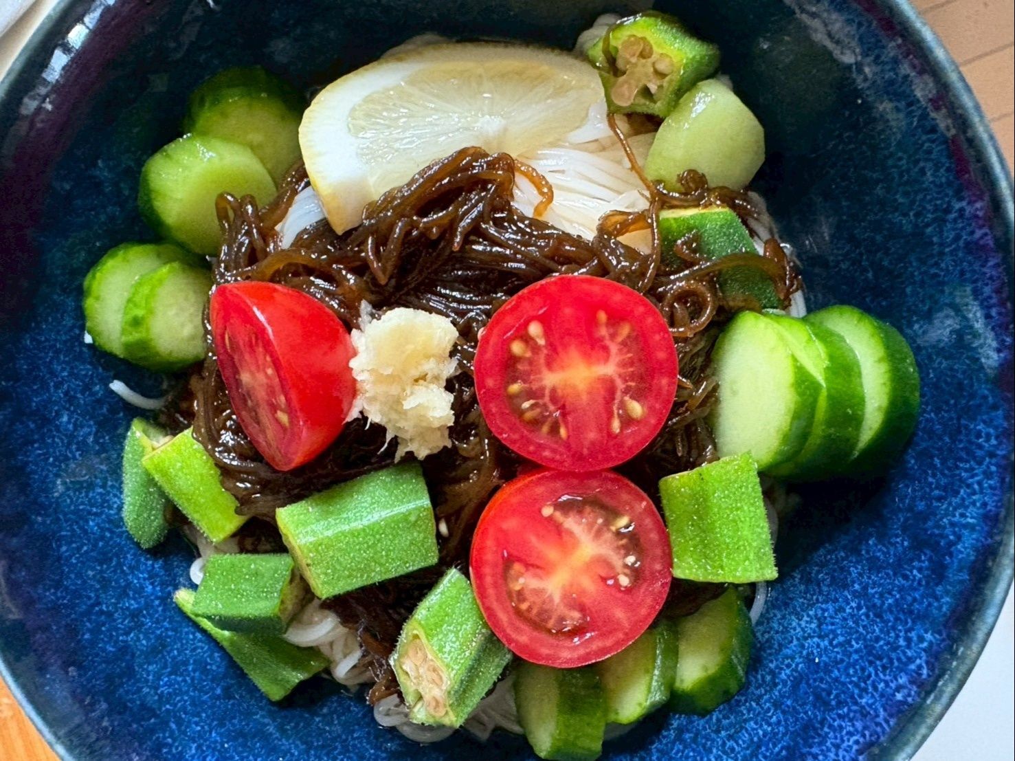 素麺は混ぜないで上にもずくを乗せてから麺つゆと他の野菜を乗せました。