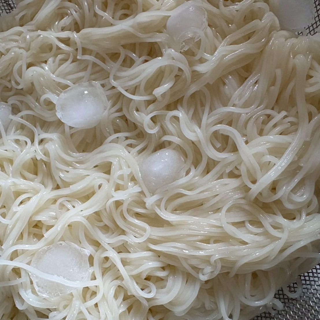 茹でたそうめんは氷水でしっかり締めてから器によそります。