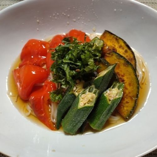 揚げびたし野菜を盛り付ける