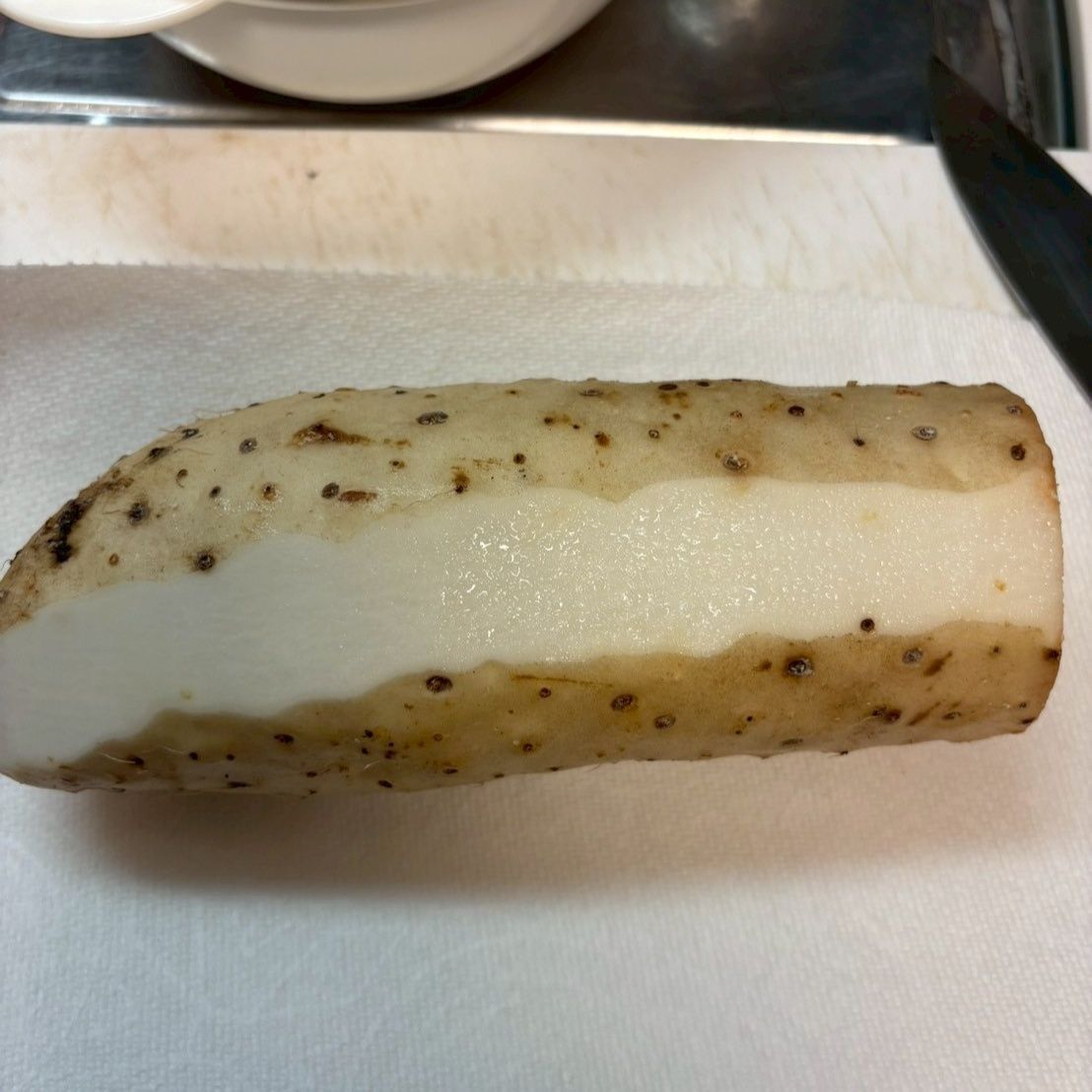 山芋は皮を剥いてすりおろします