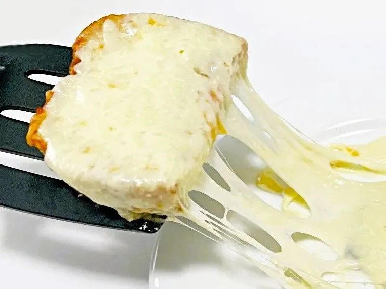 市販のチーズが"とろける絶品チーズ"に大変身♡混ぜるだけの裏ワザがスゴかった！