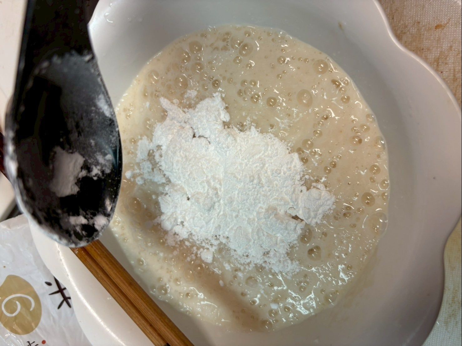 米粉を加えてさらに混ぜ合わせます