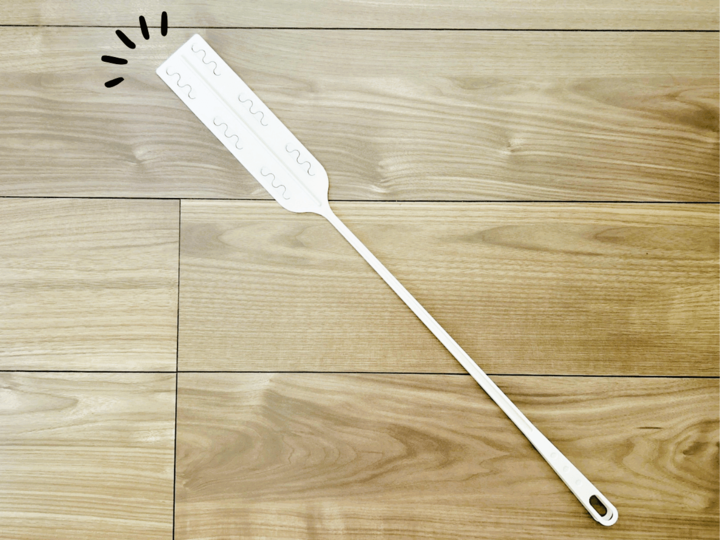 【セリア】ヘラのついた長~い棒…?コレ一体なーんだ!いつものをセットすると、唯一無二のお掃除アイテムに大変身!!