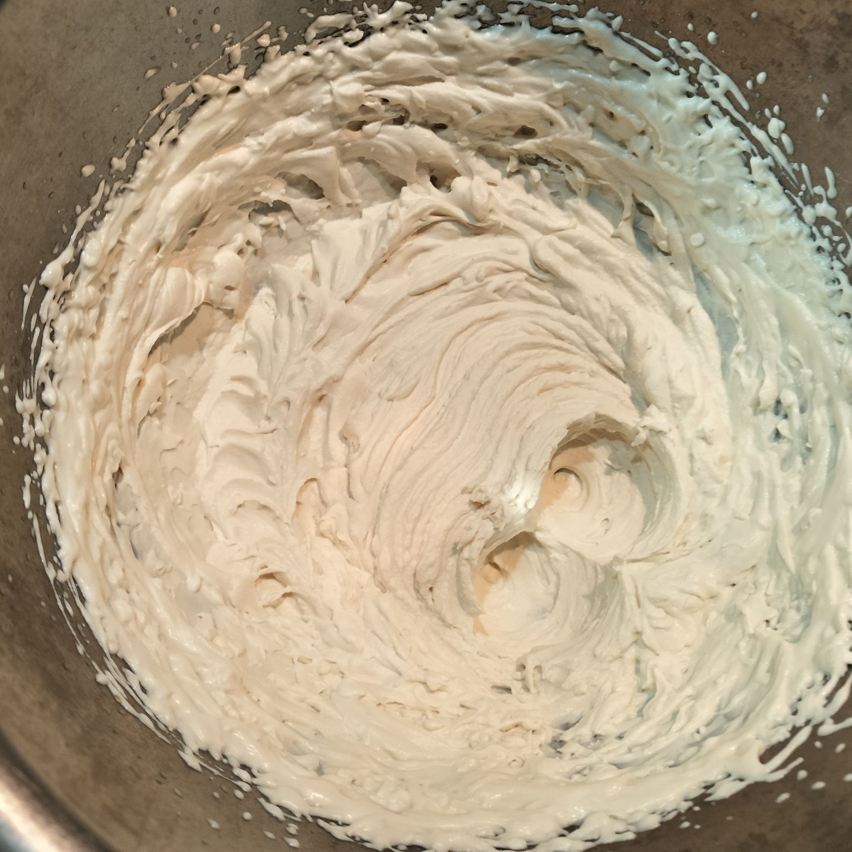 1.生クリームに、てんさい糖を加える→しっかり泡立てる